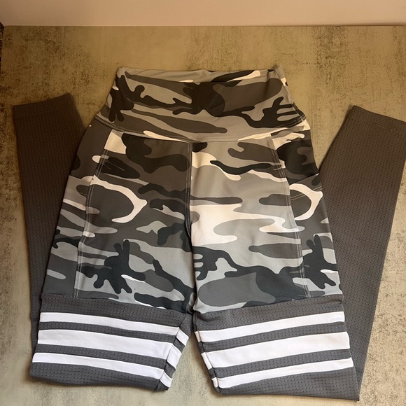 Bombshell grey camo leggings small - Picture 2 of 3